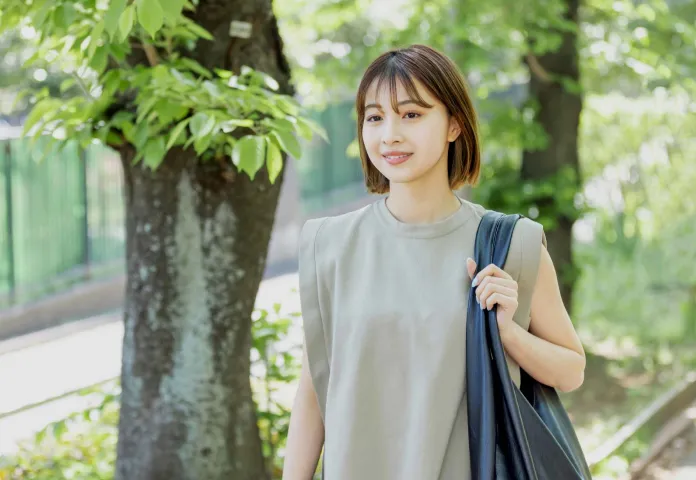 カバンを持参し外出中の女性のイメージ