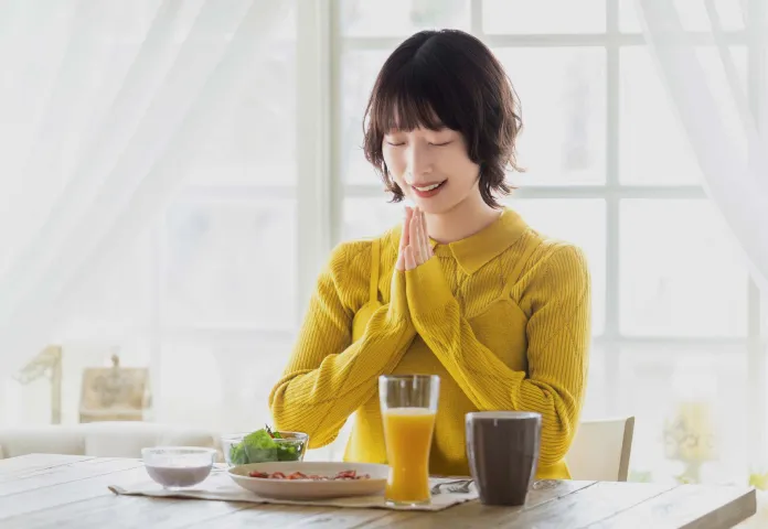 食事中の女性のイメージ