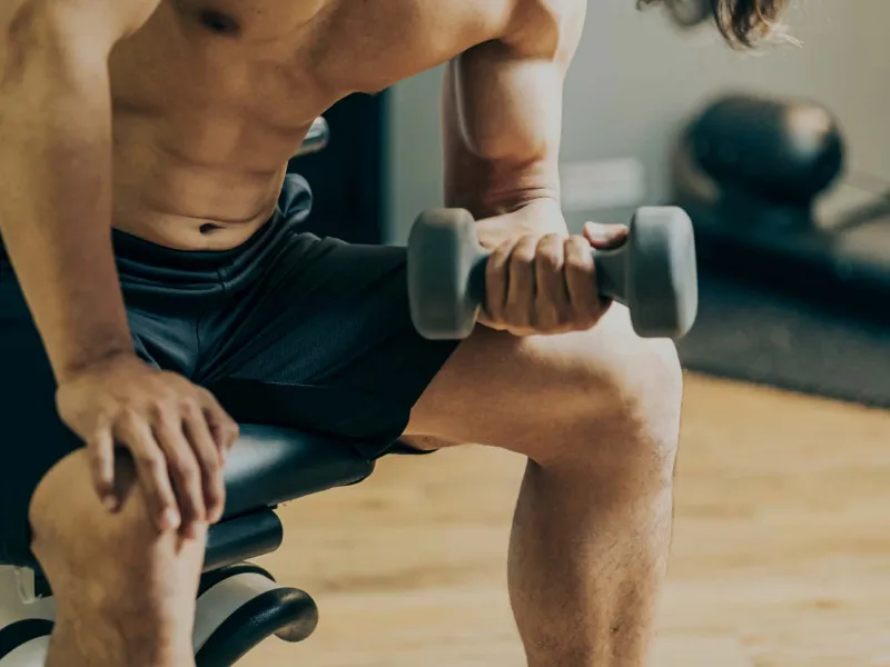 筋トレ中の男性のイメージ